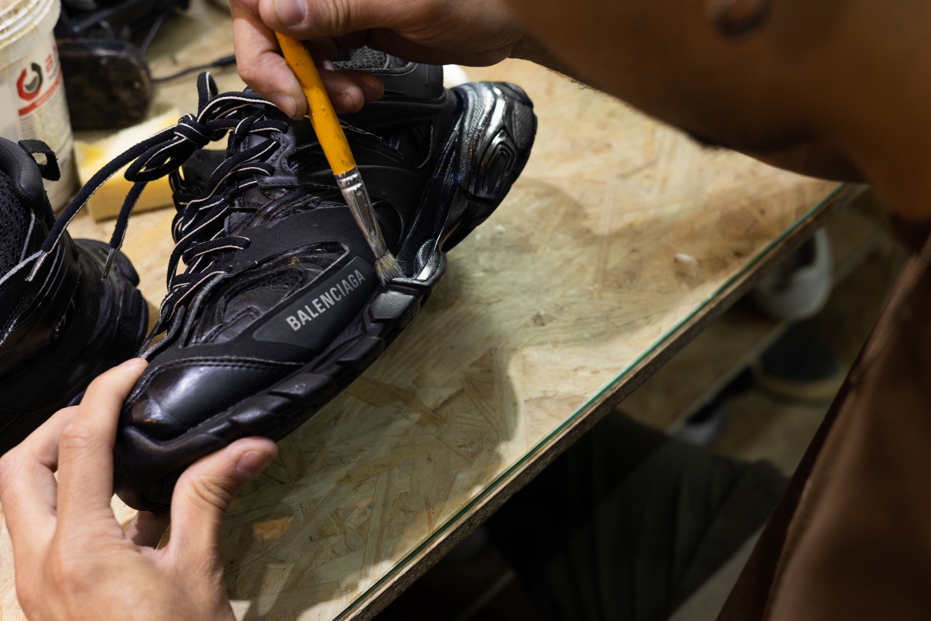 Pincel fino em midsole de Balenciaga — pintura de precisão